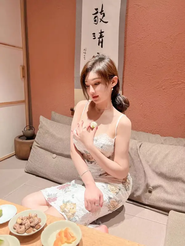 与喵玩耍 - 周妍希